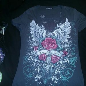 🚨Grey shirt w/roses and wings on front & back🚨